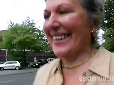 Stoute stewardess heeft een korte sex filmpjes hardcore trio met passagiers