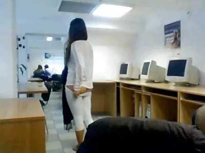 Geweldige blondine spreidt benen om een ​​enorme lul te ontvangen lesbische sexfilmpjes