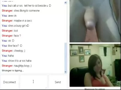 De blondine korte sexfilmpjes is in haar witte sokken en zeer opgewonden door haar partner
