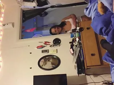 Blanke amateur sex filmpjes meid met pikhonger wordt ingeklemd door twee zwarte hunks