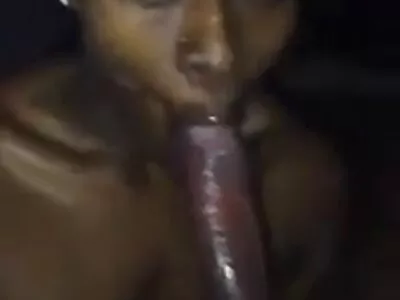 Mooie tiener laat gratissexfilmpjes haar roze poesje buiten spelen