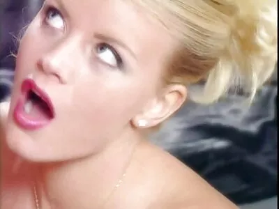 Heerlijke anale sex filmpjes goddelijke babe geniet van varkensvlees op tafel