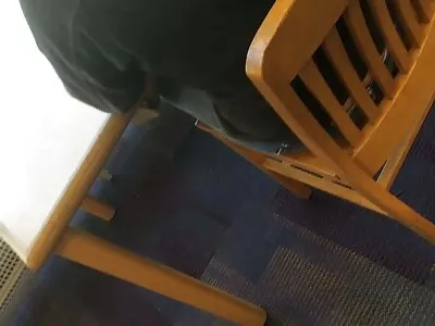 Meisje met blauwe ogen geeft pijpbeurt op camera en neemt lul  in poesje