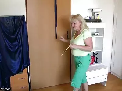 Lange blondine toont haar grote tieten en heerlijk  poesje