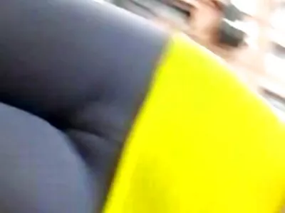 Hij sex filmpjes lesbisch probeert seksuele bevrediging te krijgen door er twee tegelijk te hebben
