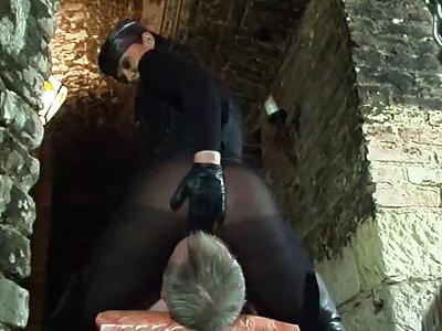 Drie blonde MILF's regelen een lesbisch trio in gratis tiener sex filmpjes de alkoof