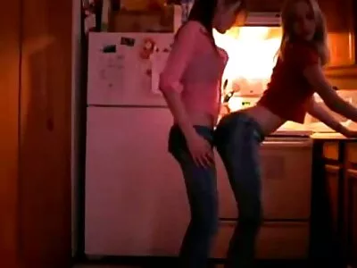 Lezzy en rijpe vriendin heeft seks om sexfilmpjes kijken de verjaardag te vieren