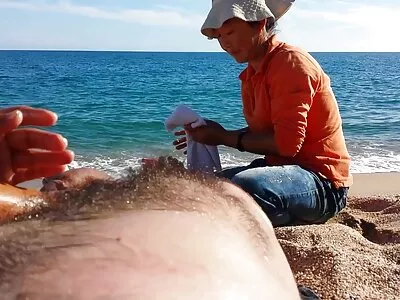 Brunette gags leuke sexfilmpjes op harde pik totdat ze wordt vergezeld door geile MILF