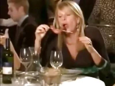 Ze heeft een perfect stukje amateur sex filmpjes poesje maar wil zijn pik in haar kont