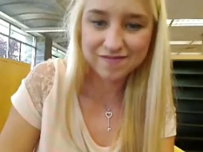 Blonde vrouw valt deze aardige man aan in een ring en zuigt zijn spannende sexfilmpjes lul