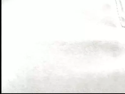 Jonge  brunette wordt gefilmd terwijl ze een lul zuigt en neukt