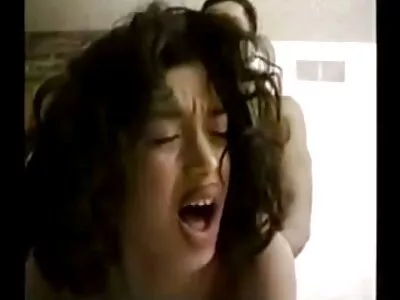 Blonde man met baard behandelt het geschoren kutje sex filmpjes lesbisch van Hongaars model