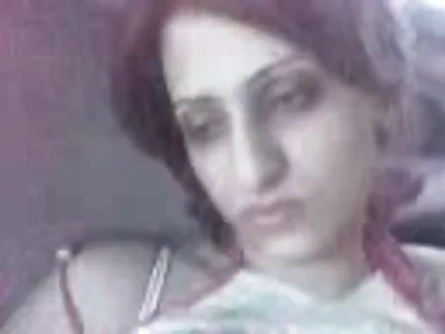 Liona Levi verleidt masseur om haar mond te neuken op de sexfilmpjes massagetafel