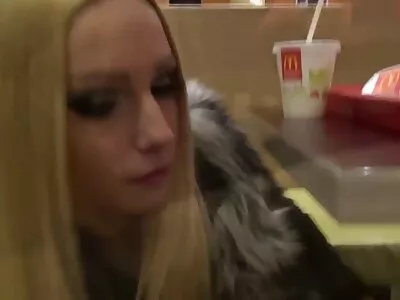 Geile kerel neukt gratis harde sex filmpjes zijn tengere blonde stiefdochter