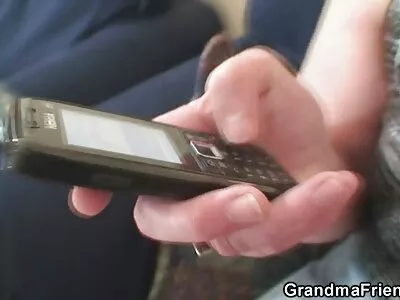 Rondborstige cougar geniet van seks gratis sex filmpjes kijken rendez-vous met opgehangen regisseur