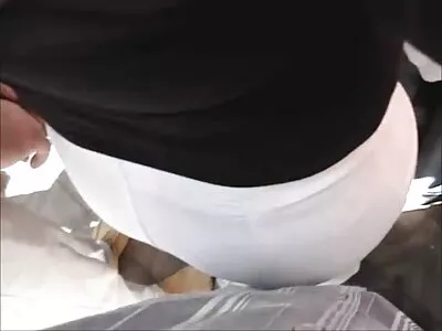 Blonde lieverd met tatoeage  op linkerkant berijdt penis voordat doggy