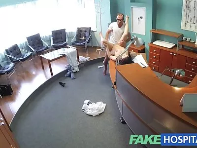 Kerel wordt gedwongen naar zijn vriendin te kijken met een andere  gast