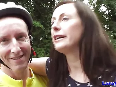 Langbenige babe wil een hoogtepunt  bereiken met haar nieuwe speeltjes