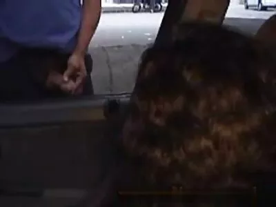 Vastgebonden brunette meid wordt geneukt tijdens een BDSM-feestje