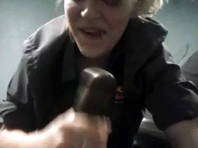 Chick met zwart haar kwam naar het bed van vriendje om geneukt lesbische sexfilmpjes te worden