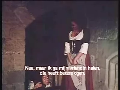 Slanke brunette hottie geniet oma sexfilmpjes van masturbatie op haar bed