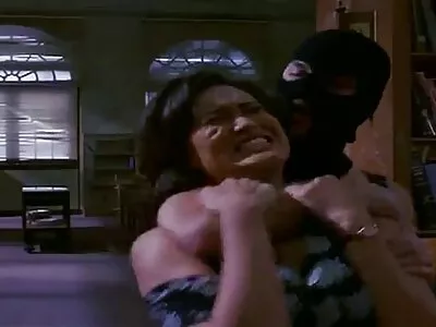 Geile Amerikaanse pornosterren gratis oma sexfilmpjes verleiden een getatoeëerde kerel in een trio