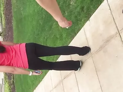 Verlegen roodharige tiener met bril laat haar wilde  kant zien in POV