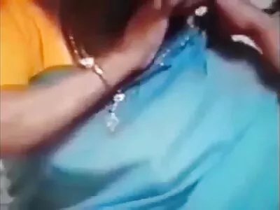 Zwarte regisseur ontspant op de bank sex filmpjes online met knappe blondine