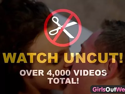 Camera staat aan en man is klaar om het te maken mooie sexfilmpjes met tiener in bed