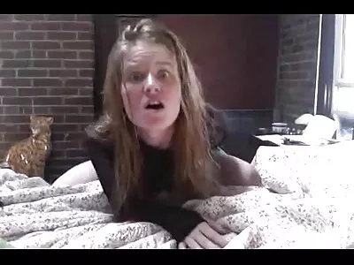 Twee slanke brunettes worden geneukt in een hete trio erotische sex filmpjes