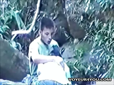Redneck gast eet lesbische sexfilmpjes het poesje van een geile meid buiten
