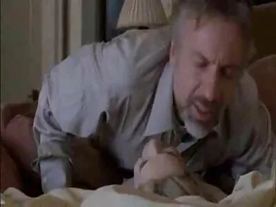 Terwijl hij gratis sexfilmpjes haar kutje vult, gebruikt ze de toverstaf op haar clitoris
