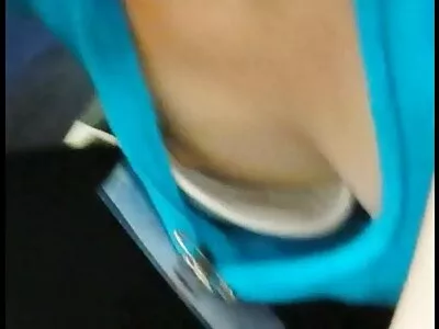 Meisje rookt lul en neemt dan  condoom om lul om te doen
