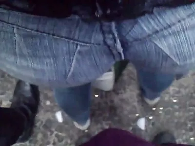 Jong stel brengt gratis geile sexfilmpjes regenachtige dag door met vrijen op de vloer