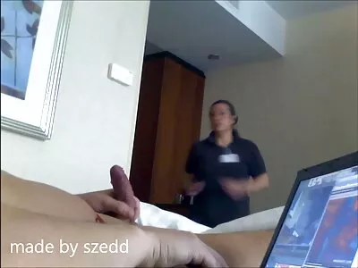 Petite tiener met parmantige tieten Ella Rose korte sexfilmpjes geneukt in een trio