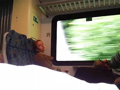 Slanke meid verleid door ebony vriendin in de gratis sexfilmpjes online badkamer