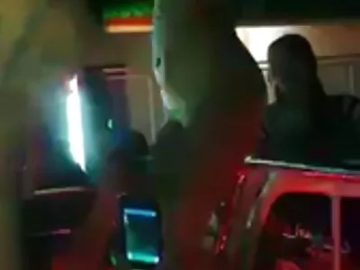 Rijpe man bevredigt amateur sex filmpjes vriendin met dikke kont in verduisterde slaapkamer
