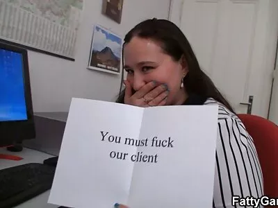 Bebaarde man met tatoeages oma sexfilmpjes neukt jonge schoonheid na oraal voorspel