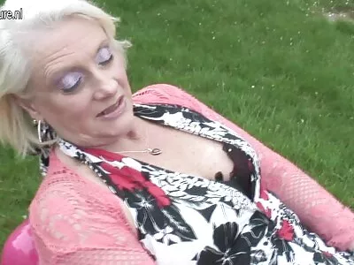 Blonde meid met een dikke kont berijdt de  lul van haar man in POV