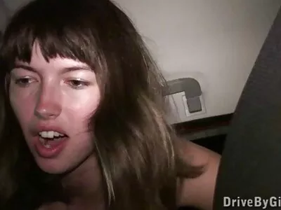 Punkachtig uitziende babe zal alles doen om  haar goed opgehangen stud te plezieren