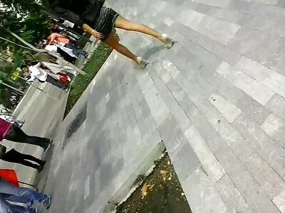Schattige jonge brunette genaaid in de amateur sex filmpjes natuur na het zuigen van een lul