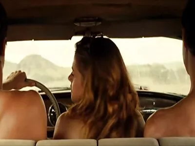 Slanke roodharige tiener wordt korte sexfilmpjes geneukt en filmt het met de telefoon