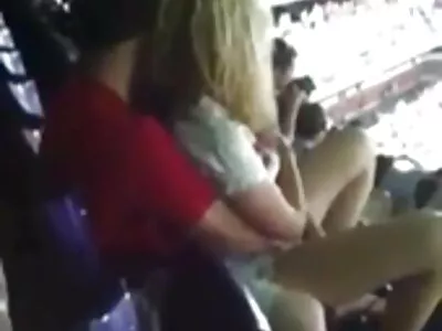 Blonde trio sexfilmpjes met rondingen squirt nadat ze hard is geneukt door een oudere man