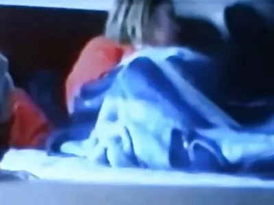 Lief meisje pijpt de lul van stiefbroer en kijkt hem in de ogen hete sex filmpjes