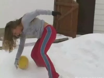 Knuffelige vrouw erotische sex filmpjes laat kijkers toe hoe ze wordt gepenetreerd