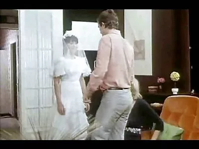 Aziatische gay sexfilmpjes brunette honing verlangt naar een dikke lul in haar kont