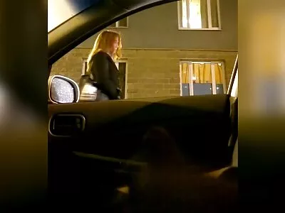 Geile roodharige kleedt  zich uit en likt haar blonde vriendin