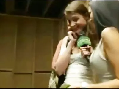 Ebony sex filmpjes babe voelt zich niet verlegen om het te doen in het bijzijn van echtgenoot