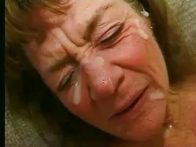 Tiny Euro hete sex filmpjes schat berijdt thuis een dikke slurf