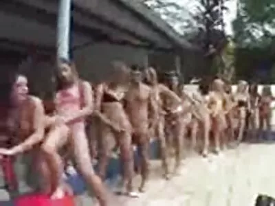 Viertal interraciale seks met een blanke meid en drie zwarte studs amateur sex filmpjes